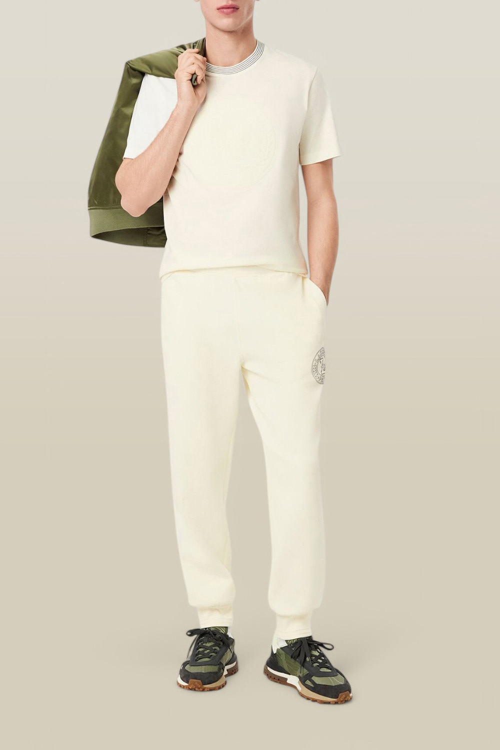 תמונת כל הלוק של חולצת טי LACOSTE
